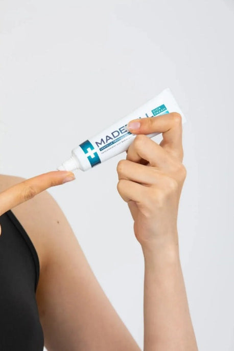 Madetoll - Centella Asiatica Wonder Cream - Pigmentasyona Karşı - Onarıcı ve sıkılaştırıcı - Akne ve Sivilcelere Karşı Yardımcı Olur ve Tahriş Olmuş Ciltlerin Tedavisi - 30G - 1 Tüp - Türkiye'den Popüler Ürün - Etkileyenlerin Ürünü